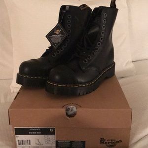 Dr. Martens Air Wave 10 Eye Boots